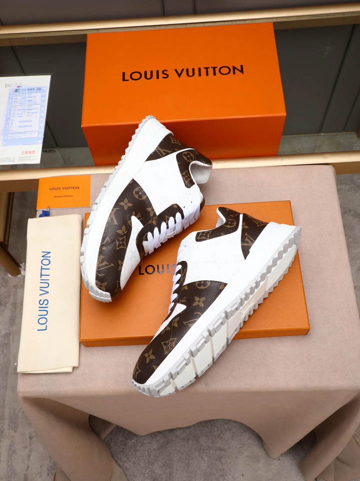 Men's Shoes 💰660 L The Run Away Maxi sneaker debuts in the 2025 collection and continues the iconic design of the Run Away sneaker. The smooth cowhide leather upper features contrasting LV lettering and Vuitton logos, and a lightweight rubber wedge outsole evokes running shoe construction. High level of comfort. Looks good, wears well and matches well. Worth buying! 7 color selection size: 39-44 (45 customized)